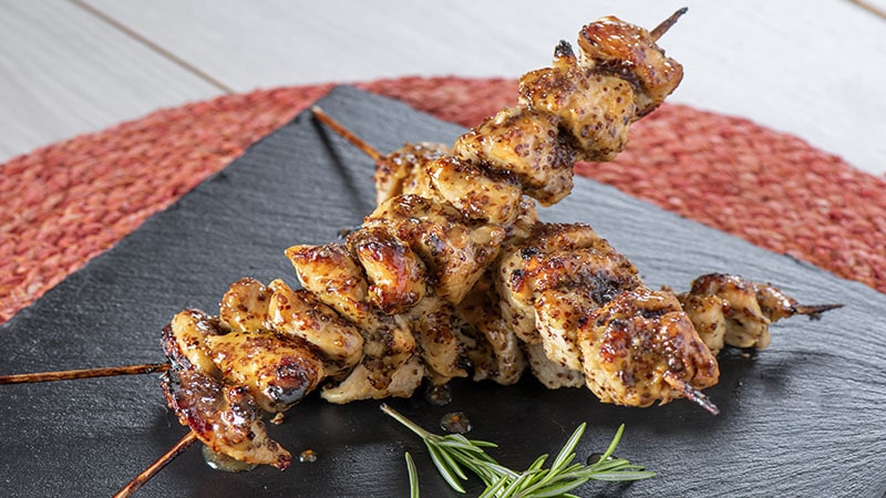 Brochetas de Pollo Fresco con Salsa de Miel y Mostaza CASERA 4ud